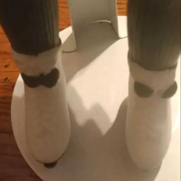 AVON VINTAGE 1991 "SKATING PARTY" porcelain doll - Picture 3 of 3